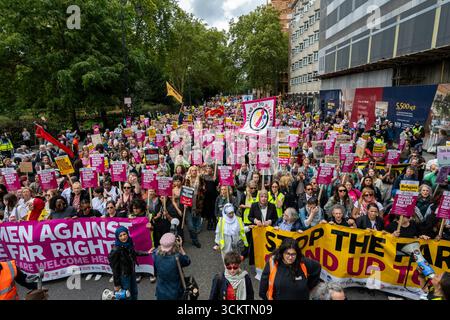 Londres, Royaume-Uni. 13 septembre 2025. Les gens prennent part à une manifestation de stand up to Racism, marchant de Russell Square à un rassemblement à Whitehall. Il s’agit d’une contre-protestation contre une marche et un rassemblement « Unite the Kingdom » organisés par Stephen Yaxley Lennon, également connu sous le nom de Tommy Robinson, également dans la capitale. Credit : Stephen Chung / Alamy Live News Banque D'Images