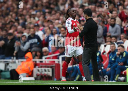 LONDRES, Royaume-Uni - 13 septembre 2025 : le manager d'Arsenal, Mikel Arteta, félicite Eberechi Eze d'Arsenal alors qu'il sort lors du match de premier League entre Arsenal FC et Nottingham Forest FC à l'Emirates Stadium (crédit : Craig Mercer/ Alamy Live News) Banque D'Images