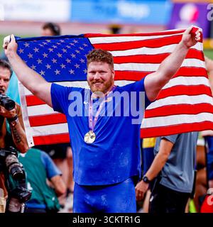 Le vainqueur Ryan Crouser des États-Unis d'Amérique célèbre et tient le drapeau après avoir participé à la finale masculine du Shot Put lors des Championnats du monde d'athlétisme Tokyo 2025 du jour 1 au stade national du Japon le 13 septembre 2025 à Tokyo, au Japon. (Crédit : Marcel ter bals/MTB-photo/Alamy Live News) Banque D'Images