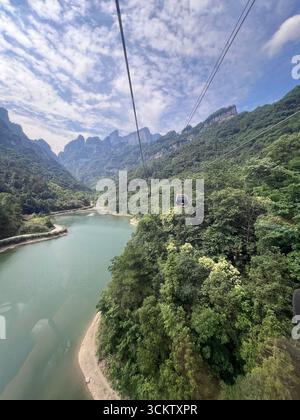 Glissez au-dessus des rivières et des forêts dans un téléphérique – le plus long trajet au monde à Tianmen Mountain. Banque D'Images