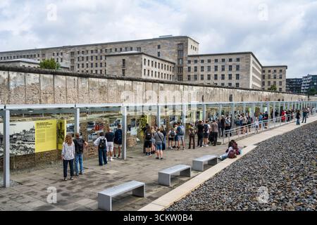 Exposition topographie de la terreur, avec une section du mur de Berlin en arrière-plan, sur Niederkirchnerstraße, Mitte, Berlin, Allemagne Banque D'Images