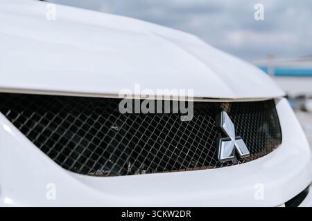 Blanc Mitsubishi Evo 9 dans une rue urbaine Banque D'Images