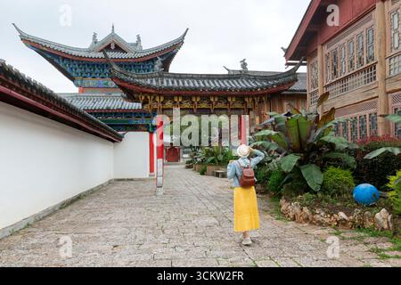 Jeune femme touriste marchant à la vieille ville chinoise, le célèbre touriste Banque D'Images