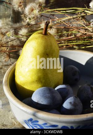 Poires et prunes.fruits d'automne dans le style Vintage Banque D'Images