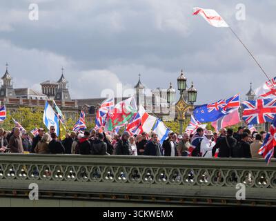 Manifestation unite the Kingdom, 13 septembre 2025, Westminster Bridge, Londres, Royaume-Uni. Des manifestants arborant les drapeaux de l'Union Jack et de St George défilent dans le centre de Londres lors d'une manifestation organisée par Tommy Robinson Banque D'Images