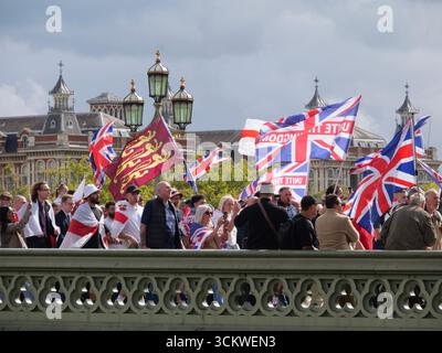 Manifestation unite the Kingdom, 13 septembre 2025, Westminster Bridge, Londres, Royaume-Uni. Des manifestants arborant les drapeaux de l'Union Jack et de St George défilent dans le centre de Londres lors d'une manifestation organisée par Tommy Robinson Banque D'Images