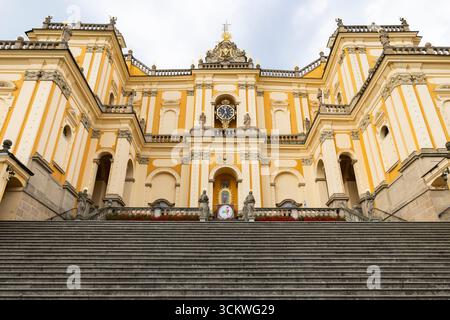 Majestueuse façade baroque de la Basilique de la Visitation de la Bienheureuse Vierge Marie à Wambierzyce, Pologne, vue du bas de l'escalier menant Banque D'Images