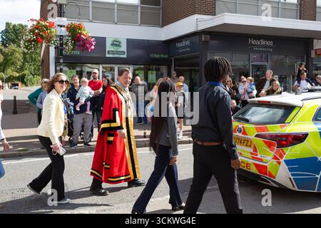 Wickford, Essex, Grande-Bretagne. 13 septembre 2025. La communauté locale se met ensemble pour border la rue principale pour Wickford Town Carnival Parade 2025. Helen Cowles / Alamy Live News. Banque D'Images