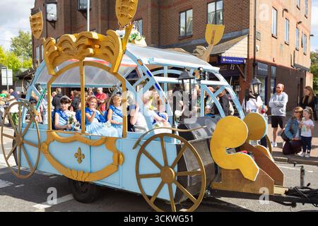 Wickford, Essex, Grande-Bretagne. 13 septembre 2025. Carnival Queens passe par Wickford High Street pendant la Wickford Town Carnival Parade 2025. Helen Cowles / Alamy Live News. Banque D'Images