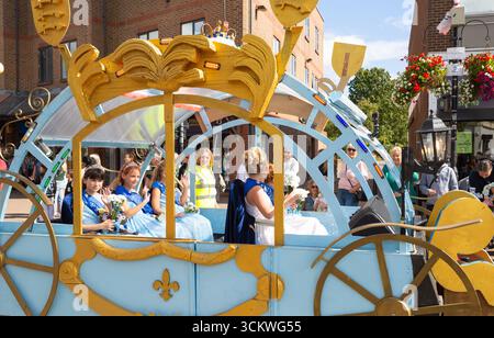 Wickford, Essex, Grande-Bretagne. 13 septembre 2025. Carnival Queens passe par Wickford High Street pendant la Wickford Town Carnival Parade 2025. Helen Cowles / Alamy Live News. Banque D'Images