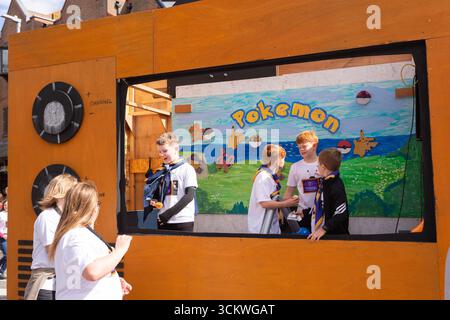 Wickford, Essex, Grande-Bretagne. 13 septembre 2025. Wickford Town Carnival Parade 2025 continue avec des scouts sur une émission de télévision à thème défilé flottant se déplaçant dans la rue principale. Helen Cowles / Alamy Live News. Banque D'Images