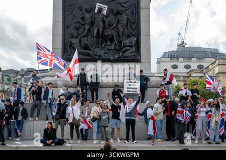 Londres, Royaume-Uni. 13 septembre 2025. Les gens à un rassemblement « Unite the Kingdom » à Trafalgar Square après une marche et un rassemblement organisés par Stephen Yaxley Lennon, également connu sous le nom de Tommy Robinson. Une contre-manifestation dans une manifestation de stand up to Racism, avait défilé de Russell Square à un rassemblement à Whitehall. Credit : Stephen Chung / Alamy Live News Banque D'Images