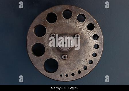 Outil industriel pour poinçonner des trous dans le caoutchouc et poinçonner des trous de différents diamètres pour les joints. Banque D'Images