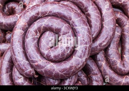 Gros tas de saucisses de sang maison traditionnelles et de pudding noir, gros plan Banque D'Images