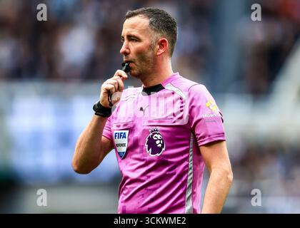 Newcastle, Royaume-Uni. 13 septembre 2025. Arbitre Christopher Kavanagh lors du match de premier League Newcastle United vs Wolverhampton Wanderers au James's Park, Newcastle, Royaume-Uni, 13 septembre 2025 (photo Richard Bierton/News images) à Newcastle, Royaume-Uni le 13/09/2025. (Photo de Richard Bierton/News images/SIPA USA) crédit : SIPA USA/Alamy Live News Banque D'Images