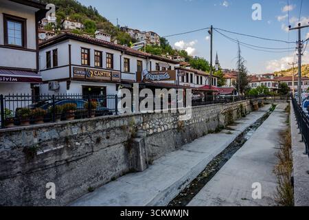 Un ruisseau bordé de pierres sèches traversant la ville historique de Göynük, province de Bolu, Turquie. Banque D'Images