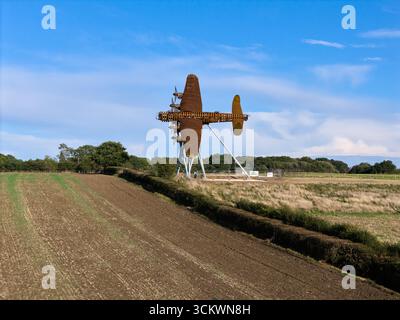 Sur la statue des ailes de la liberté, monument commémoratif nouvellement installé Avro Lancaster sculpture dans le Lincolnshire, en Angleterre. Mesurant 26m de long et avec une envergure de 31m, le Banque D'Images