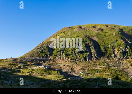 Majestueuses pentes de montagne couvertes de verdure luxuriante, illuminées par le chaud soleil d'été dans le Piémont, Italie Banque D'Images
