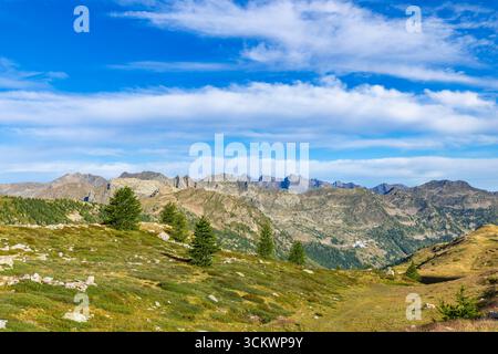 Vue panoramique sur les majestueuses Alpes italiennes dans le Piémont, mettant en valeur la beauté de la nature près de Vinadio Banque D'Images