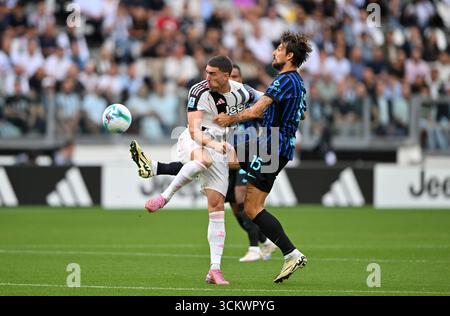 Dusan Vlahovic du Juventus FC a été défié par Francesco Acerbi du FC Internazionale lors du match de Serie A entre le FC Juventus et le FC Internazionale au stade Allianz le 13 septembre 2025 à Turin, en Italie. (Photo de Chris Ricco) Banque D'Images