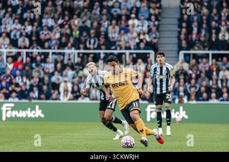Newcastle upon Tyne, Royaume-Uni. 13 septembre 2025. NEWCASTLE UPON TYNE, ANGLETERRE - 13 SEPTEMBRE : Hwang Hee-chan de Wolverhampton Wanderers contrôle le ballon lors d'un match de premier League 2025/26 entre Newcastle United et Wolverhampton Wanderers à St James Park le 13 septembre 2025 à Newcastle upon Tyne, Angleterre. Crédit : SPP Sport Press photo. /Alamy Live News Banque D'Images