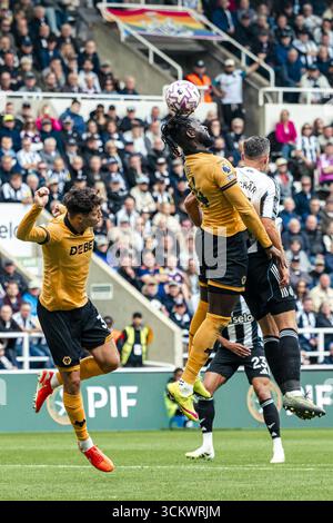 Newcastle upon Tyne, Royaume-Uni. 13 septembre 2025. NEWCASTLE UPON TYNE, ANGLETERRE - 13 SEPTEMBRE : Tolu Arokodare de Wolverhampton Wanderers dirige le ballon lors d'un match de premier League 2025/26 entre Newcastle United et Wolverhampton Wanderers à St James Park le 13 septembre 2025 à Newcastle upon Tyne, Angleterre. Crédit : SPP Sport Press photo. /Alamy Live News Banque D'Images