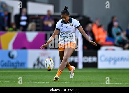 Bristol, Royaume-Uni. 13 septembre 2025. Coupe du monde de rugby pour femme. Canada V Australie. Stade Ashton Gate. Bristol. Faitala Moleka (Australie) lance le match de rugby Canada V Australia Womens World Cup Quarter final 2. Crédit : Sport in Pictures/Alamy Live News Banque D'Images