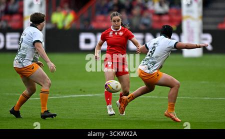 Bristol, Royaume-Uni. 13 septembre 2025. Coupe du monde de rugby pour femme. Canada V Australie. Stade Ashton Gate. Bristol. Taylor Perry (Canada) donne un coup de pied lors du match de rugby Canada V Australia Womens World Cup Quarter final 2. Crédit : Sport in Pictures/Alamy Live News Banque D'Images