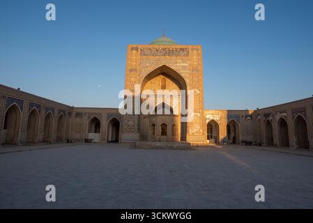 Vue de l'intérieur de la mosquée principale de Boukhara, Ouzbékistan tôt le matin avec la lune en descente. Banque D'Images