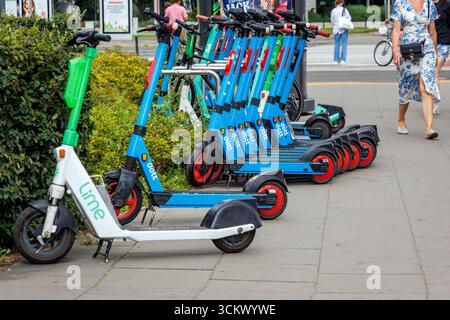 Varsovie, Pologne - 3 août 2025 : rangée de scooters électriques Dott garés dans une rue à louer à Varsovie Banque D'Images