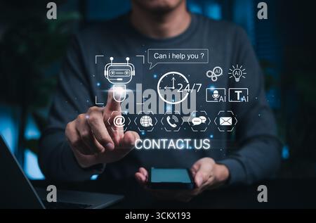 Concept de service client AI chatbot. Personne utilisant un smartphone avec icône d'assistant virtuel entourée de symboles de contact, support 24/7, Banque D'Images