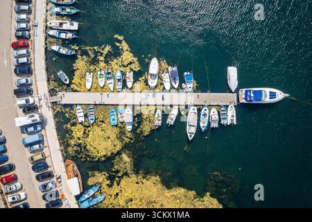 Drone vue du port dans la ville de Sozopol sur la côte de la mer Noire en Bulgarie Banque D'Images
