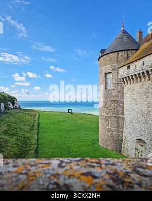 Château de Dieppe, forteresse historique perchée sur une falaise surplombant les eaux turquoises de la Manche. Les murs de pierre du château se dressent proudl Banque D'Images