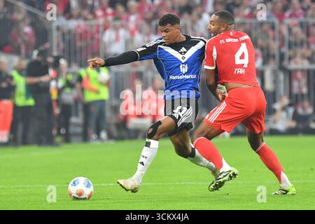 Munich, Allemagne. 13 septembre 2025. MUNICH, ALLEMAGNE - 13 SEPTEMBRE : Ransford Koenigsdörffer de Hamburger SV et Jonathan Tah de Bayern Muenchen lors du match de Bundesliga entre le FC Bayern Muenchen et Hamburger SV à l'Allianz Arena le 13 septembre 2025 à Munich, Allemagne.250913 SEPA 24 015 - 20250913 PD15156 crédit : APA-PictureDesk/Alamy Live News Banque D'Images