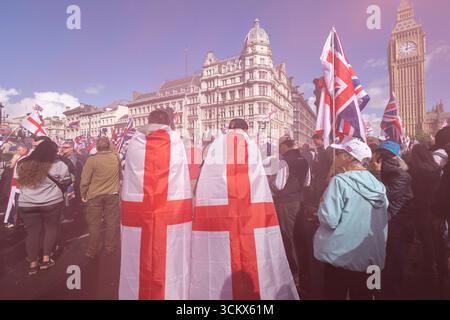 ROYAUME-UNI. 13 septembre 2025. La photo montre des partisans de Tommy Robinson assistant à une manifestation d'extrême droite à Whitehall, où plus de 110 000 personnes ont défilé à l'événement "Unite the Kingdom" le samedi 13 septembre à Londres. Westminster, centre de Londres, Angleterre, Royaume-Uni 13 septembre 2025 crédit : Jeff Gilbert/Alamy Live News Banque D'Images
