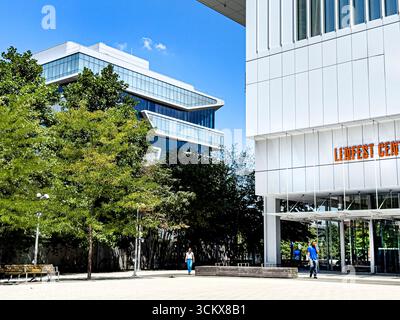 Lenfest Center for the Arts (premier plan), Henry R. Kravis Hall (arrière-plan), extérieur du bâtiment, Université Columbia, campus de Manhattanville, 615 Ouest 1 Banque D'Images