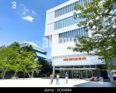 Lenfest Center for the Arts (premier plan), Henry R. Kravis Hall (arrière-plan), extérieur du bâtiment, Université Columbia, campus de Manhattanville, 615 Ouest 1 Banque D'Images