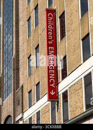 Morgan Stanley Children's Hospital, Alexandra & Steven Cohen Children's Emergency Department, panneau Children's Emergency sur l'extérieur du bâtiment, New York Banque D'Images