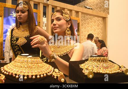 NEW DELHI, INDE - 13 SEPTEMBRE : mannequins vus lors de la 13ème foire de bijoux et pierres précieuses de Delhi 2025, au Bharat Mandapam Pragati Maidan, le 13 septembre 2025 à New Delhi, Inde. Photo de Sonu Mehta/Hindustan Times 13e Delhi Jewellery & Gem Fair 2025 au Bharat Mandapam à Delhi Banque D'Images
