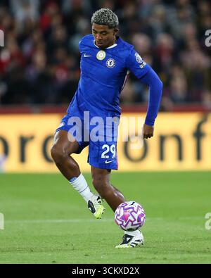 Londres, Royaume-Uni. 13 septembre 2025. Londres, Angleterre, 13 septembre 2025 : Wesley Fofana (29 Chelsea) lors du match de premier League entre Brentford et Chelsea au Gtech Community Stadium à Londres, en Angleterre. (Photo de Jay Patel/Sports Press photo/SPP) crédit : SPP Sport Press photo. /Alamy Live News Banque D'Images