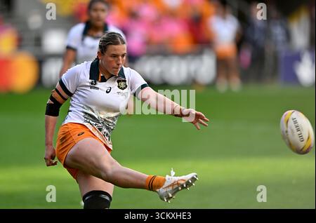 Bristol, Royaume-Uni. 13 septembre 2025. Coupe du monde de rugby pour femme. Canada V Australie. Stade Ashton Gate. Bristol. Caitlyn Halse (Australie) donne un coup de pied lors du match de rugby Canada V Australia Womens World Cup Quarter final 2. Crédit : Sport in Pictures/Alamy Live News Banque D'Images