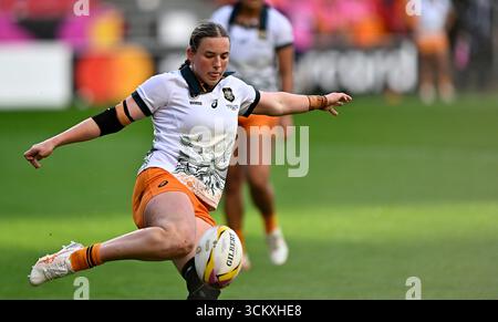 Bristol, Royaume-Uni. 13 septembre 2025. Coupe du monde de rugby pour femme. Canada V Australie. Stade Ashton Gate. Bristol. Caitlyn Halse (Australie) donne un coup de pied lors du match de rugby Canada V Australia Womens World Cup Quarter final 2. Crédit : Sport in Pictures/Alamy Live News Banque D'Images