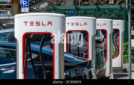 Bratislava, Slovaquie - 10 mai 2025 : borne de recharge Tesla. Superchargeurs Tesla situés juste à l'extérieur de l'entrée principale du centre commercial Aupark. Banque D'Images