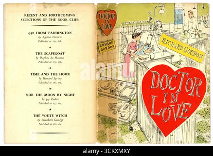 1950's Hardback avant et arrière du livre Doctor in Love de Richard Gordon, 1er pub de Michael Joseph en 1957, cette édition du Book Club, Londres, 1958 Banque D'Images