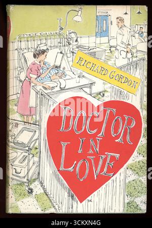 Hardback 1950's Doctor in Love de Richard Gordon, 1er pub de Michael Joseph en 1957, cette édition du Book Club, Londres, 1958 Banque D'Images