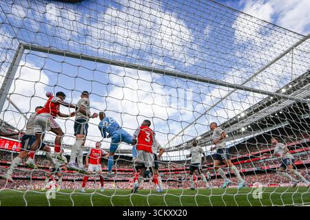 Londres, Royaume-Uni. 13 septembre 2025. Matz sels (26), gardien de Nottingham Forest, frappe clairement lors du match de premier League anglais Arsenal FC contre Nottingham Forest FC à l'Emirates Stadium, Londres, Angleterre, Royaume-Uni le 13 septembre 2025 crédit : Phil Duncan/Every second Media crédit : Every second Media/Alamy Live News Banque D'Images