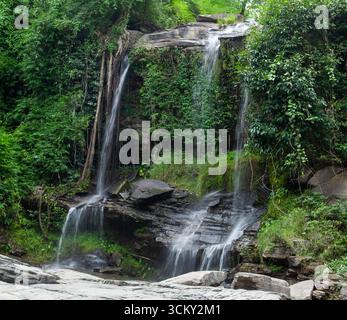 Cascade de Mae sa Pok. Cascade étonnante dans la province de Chiang mai, Thaïlande du Nord. Banque D'Images