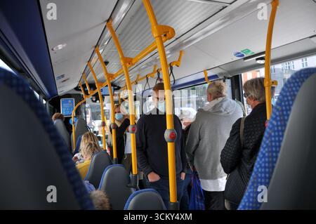 Copenhague / Danemark/17 S eoptember 2020/Danemark a des mandats masques faciaux pour les chauffeurs de bus et de taxi et les passagers porter des masques faciaux sur tous les transports publics privés touristes busess et taxis dans tout le danemark en raison de la raison de santé coronavirus COVID-19 et ont des places conatiners pour masques faciaux utilisés sur les gares dans la capitale danoise. .Photo de Francis joseph Dean/DeanPICTURES) Banque D'Images