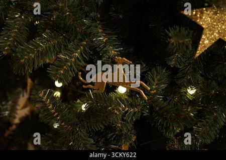 Décoration cheval or glamour orne le sapin de Noël Banque D'Images