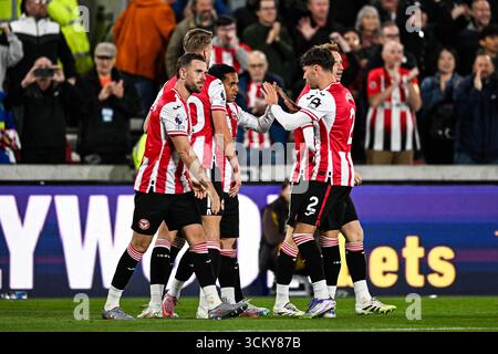 13 septembre 2025 ; Gtech Community Stadium, Brentford, Londres, Angleterre; premier League Football, Brentford contre Chelsea ; Fabio Carvalho de Brentford célèbre avec son équipe après avoir marqué à la 3e minute de temps supplémentaire en deuxième mi-temps pour faire le score de 2-2 Banque D'Images